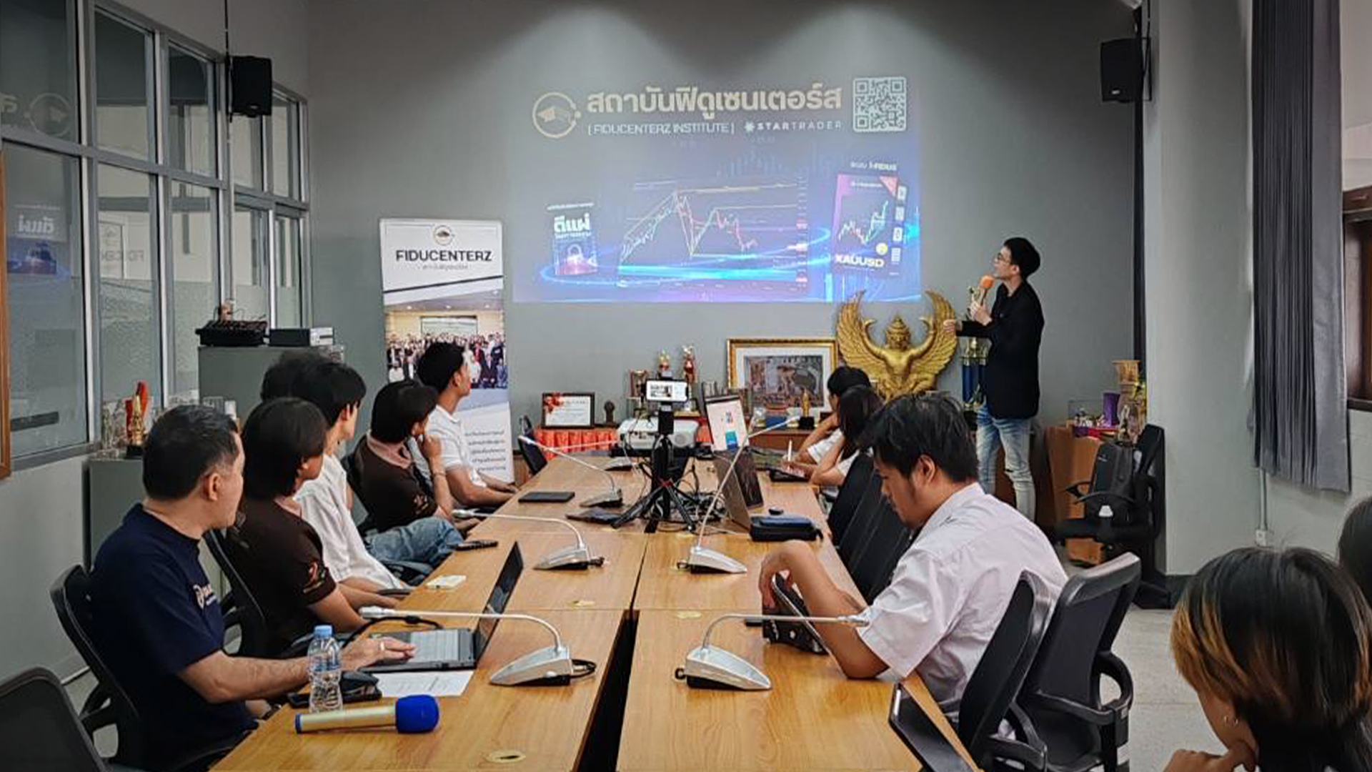 งานสัมมนา “ปูทางหลักสูตรการเรียนรู้ด้านการลงทุน” ที่ได้จัดขึ้น ณ มหาวิทยาลัยเทคโนโลยีราชมงคล ในวันอาทิตย์ที่ 18 สิงหาคม 2024